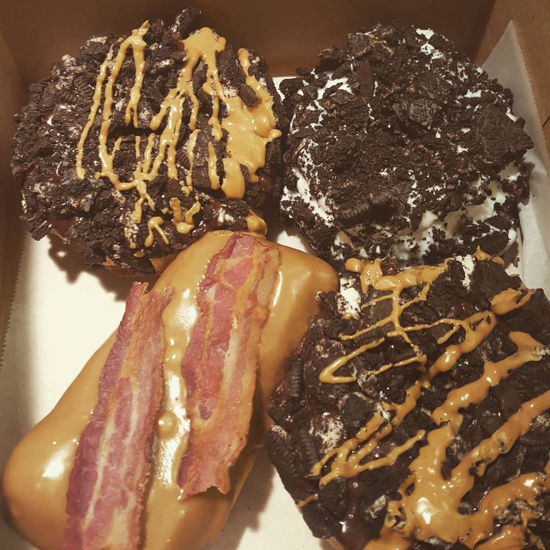 I now understand the pocket donut. #pursedonut #tomorrowsbreakfast #voodoodoughnuts thinking of @mrsjanetchoi